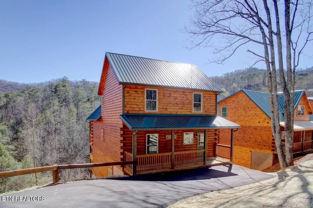 Photo of 817 String Run Way, Pigeon Forge, TN 37863 (MLS # 1318658)