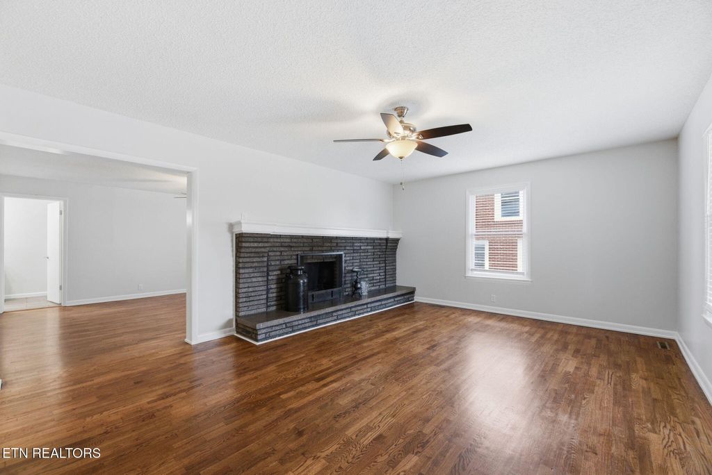 Photo of 409 W 1st Ave, Lenoir City, TN 37771 (MLS # 1348043)