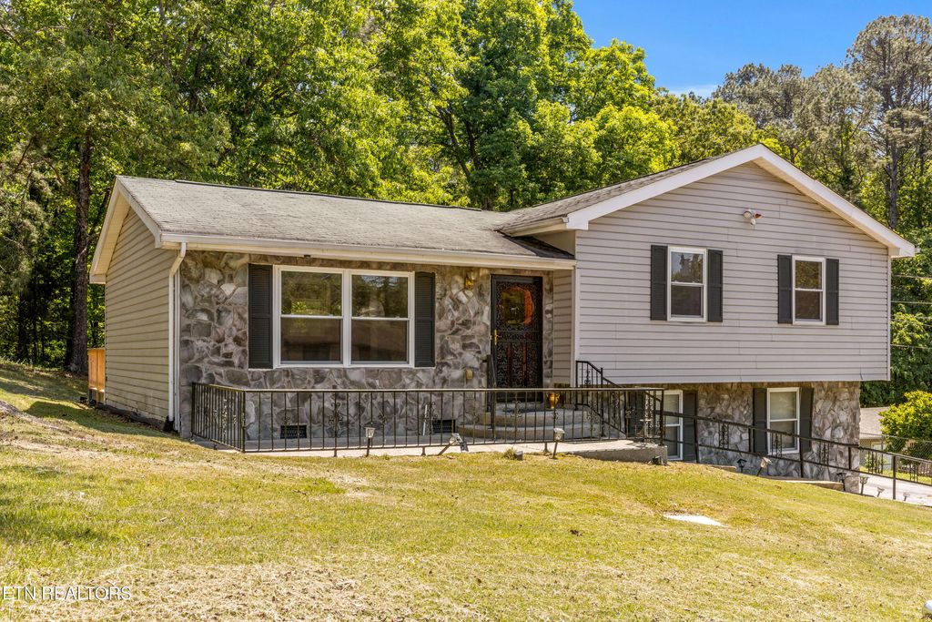 Photo of 2427 Leann Cir Cir, Chattanooga, TN 37406 (MLS # 1338626)