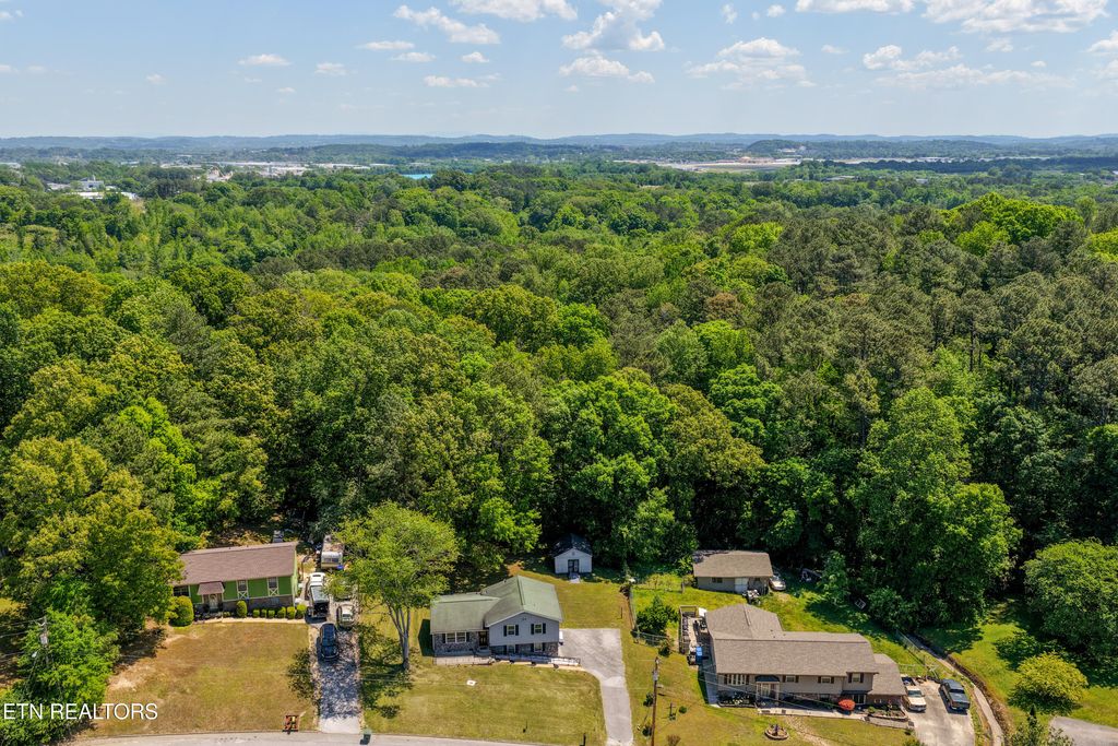 Photo of 2427 Leann Cir Cir, Chattanooga, TN 37406 (MLS # 1338626)