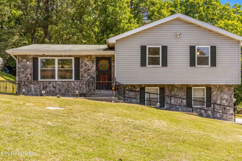 Photo of 2427 Leann Cir Cir, Chattanooga, TN 37406 (MLS # 1338626)