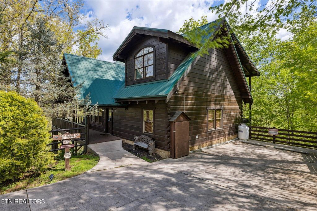 Photo of 3206 Falling Leaf Way, Pigeon Forge, TN 37863 (MLS # 1305248)