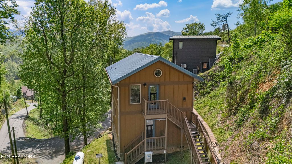 Photo of 628 Woodland Drive, Gatlinburg, TN 37738 (MLS # 1299527)