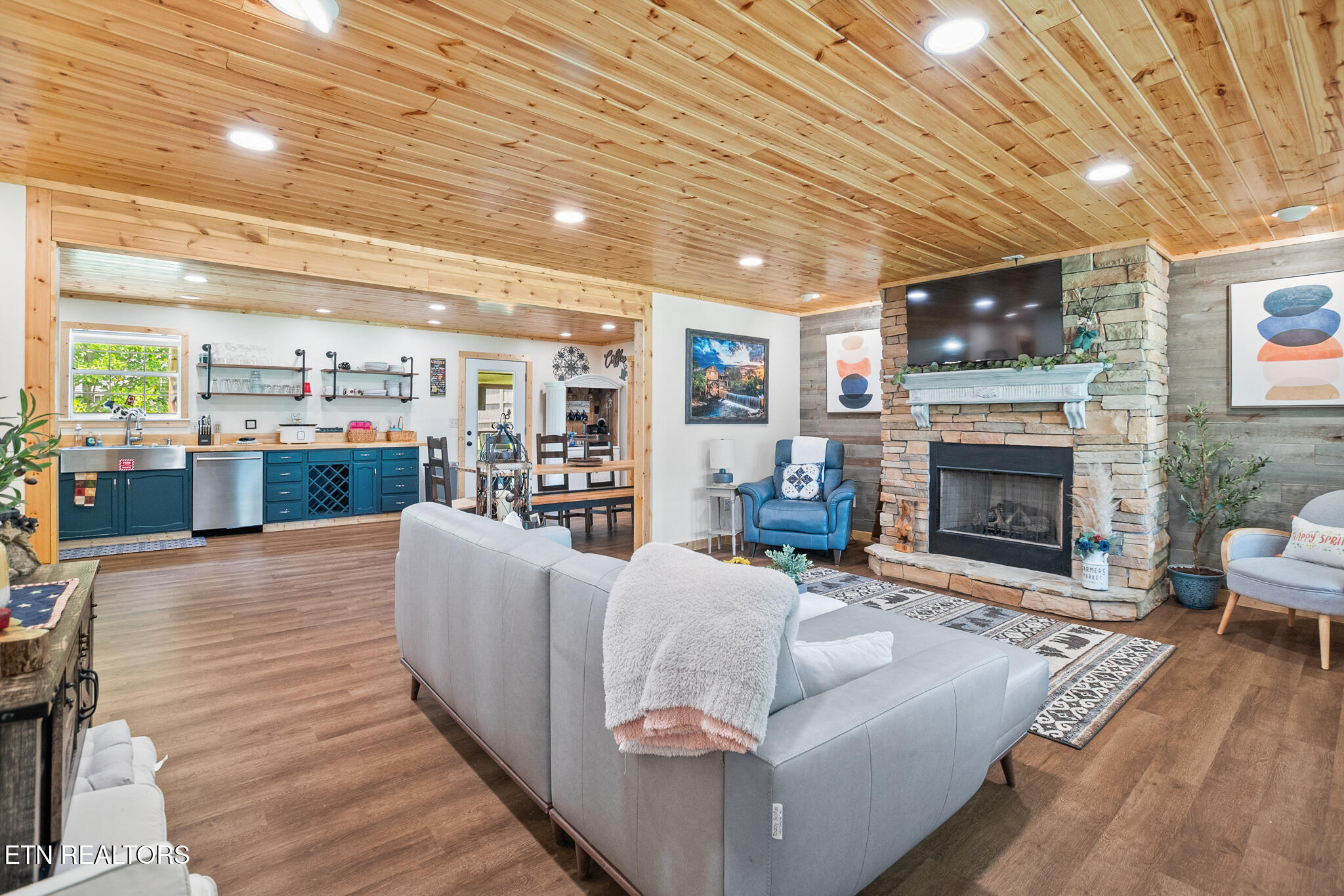 3135 Laurelwood Lane
