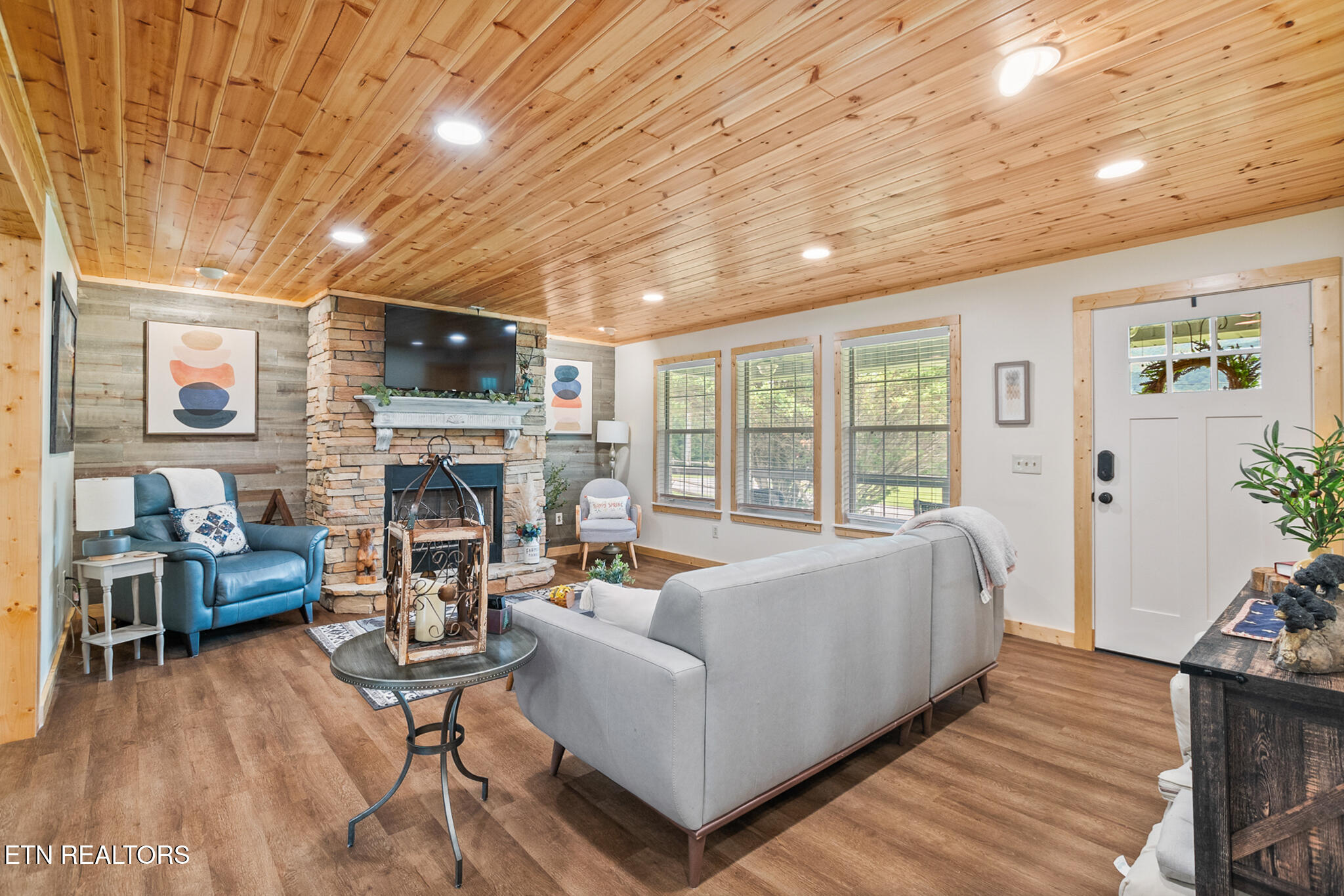3135 Laurelwood Lane