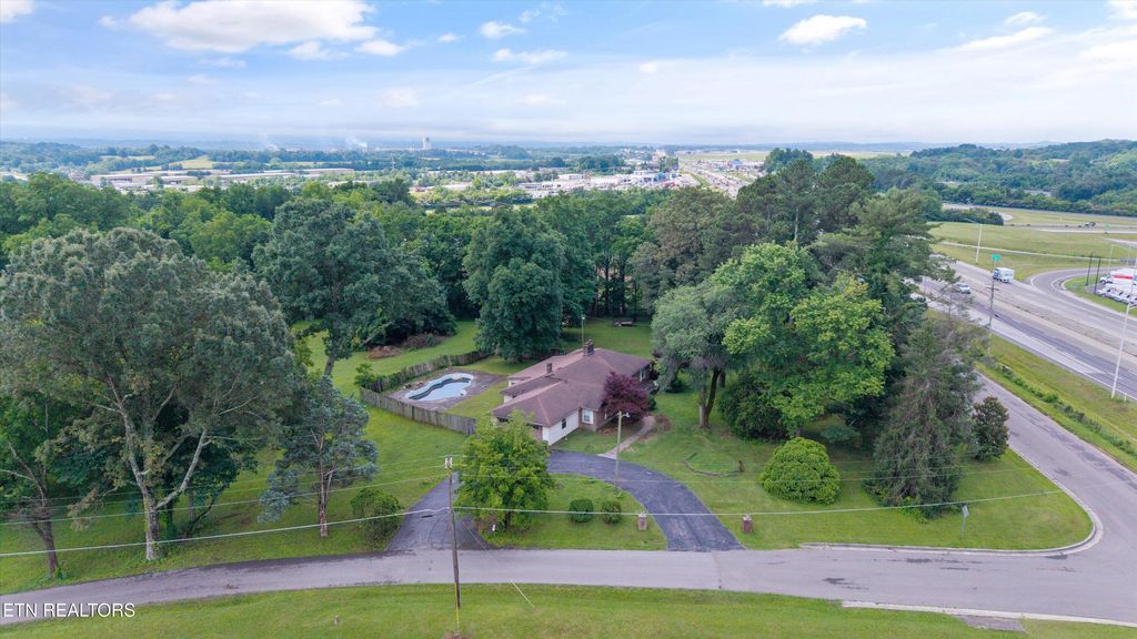 Photo of 945 Crescent Drive, Louisville, TN 37777 (MLS # 1324989)