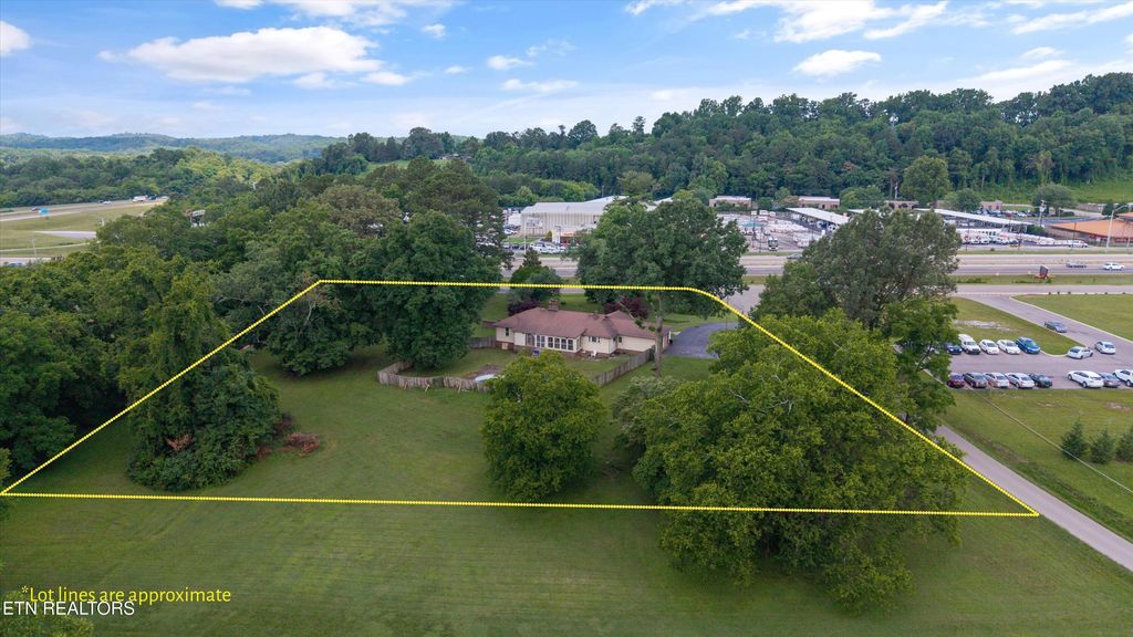 Photo of 945 Crescent Drive, Louisville, TN 37777 (MLS # 1324989)