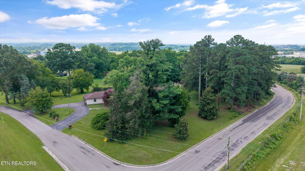 Photo of 945 Crescent Drive, Louisville, TN 37777 (MLS # 1324989)