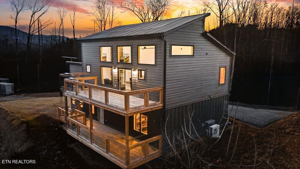 Photo of 638 Ridge Top Loop, Gatlinburg, TN 37738 (MLS # 1323199)