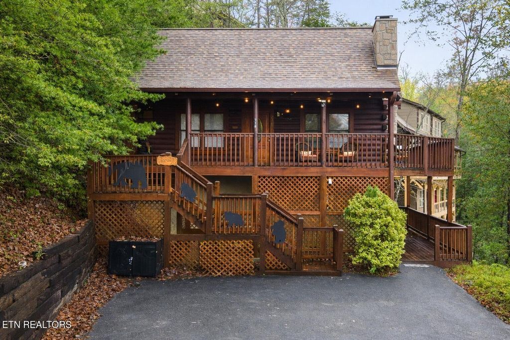 Photo of 716 Golden Eagle Way, Pigeon Forge, TN 37863 (MLS # 1325587)