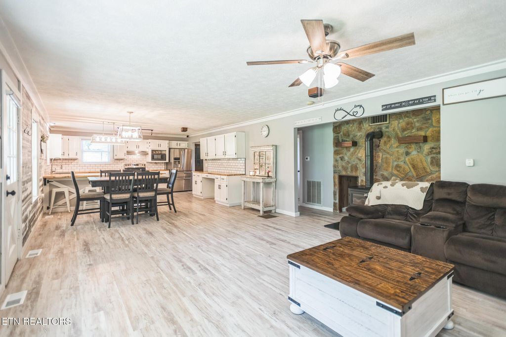 Photo of 1820 Locust Grove Rd, New Tazewell, TN 37825 (MLS # 1304502)