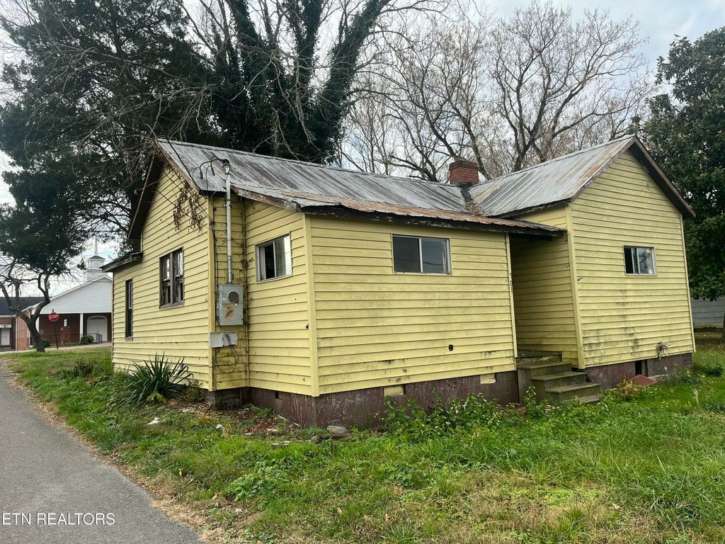 Photo of 701 Childress Ave, Sweetwater, TN 37874 (MLS # 1324016)