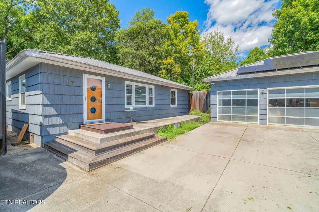 Photo of 1025 Morrell Rd, Knoxville, TN 37919 (MLS # 1325129)