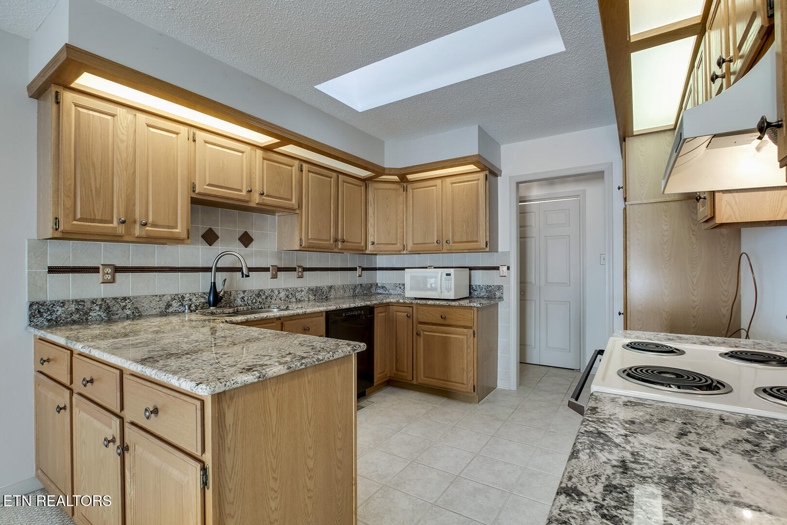 Loudon, Tennessee 37774, United States, 3 Bedrooms Bedrooms, ,2 BathroomsBathrooms,Residential,Pending,156314