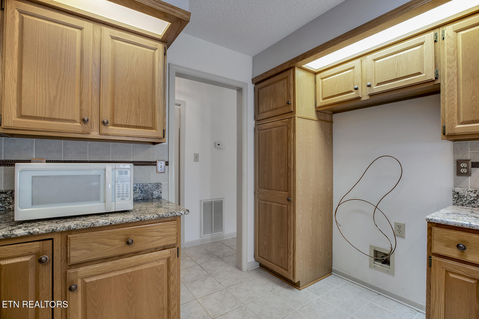 Loudon, Tennessee 37774, United States, 3 Bedrooms Bedrooms, ,2 BathroomsBathrooms,Residential,Pending,156314