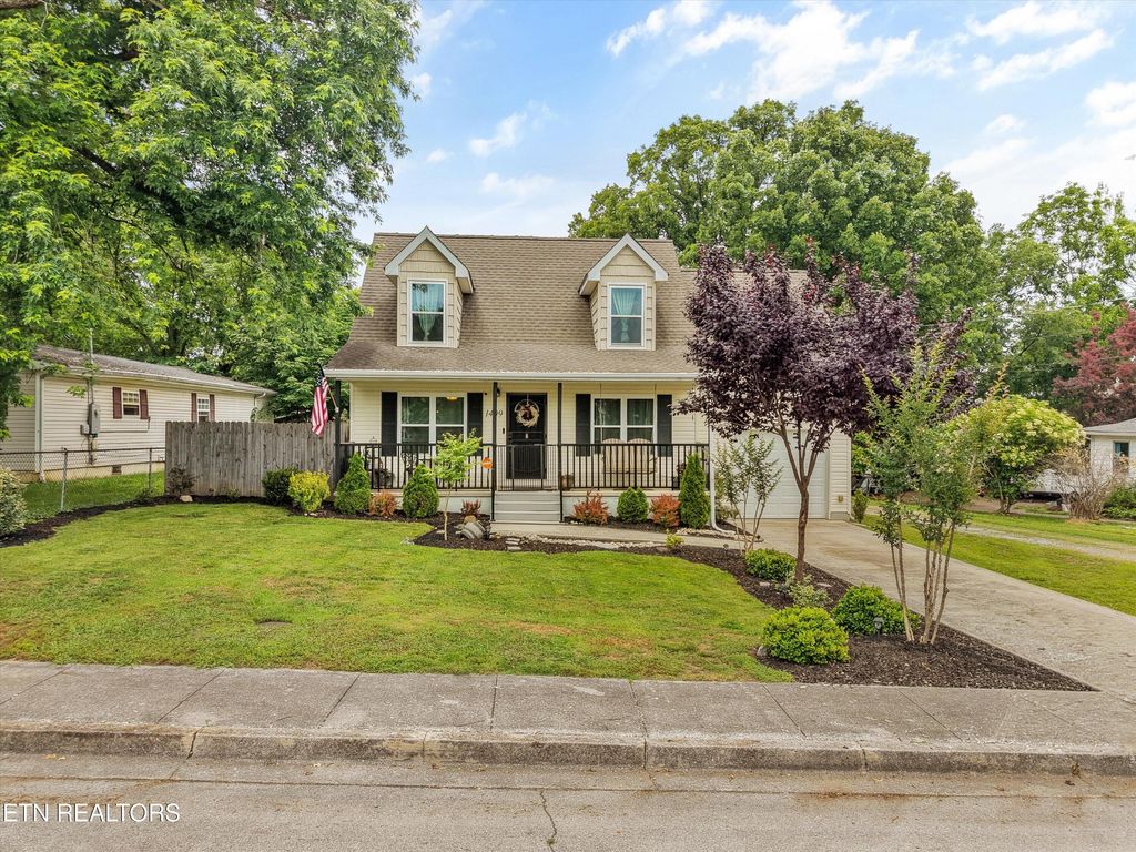Photo of 1409 Monroe Ave, Maryville, TN 37804 (MLS # 1340719)