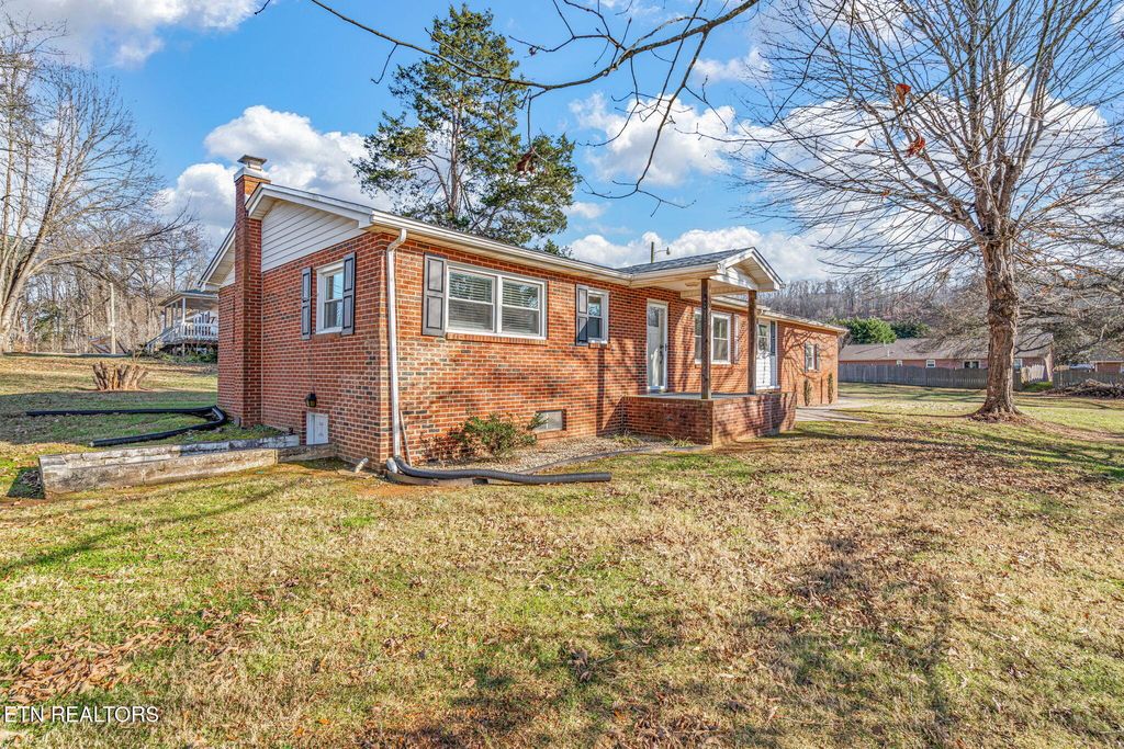 Photo of 914 E Beaver Creek Drive, Knoxville, TN 37918 (MLS # 1324127)