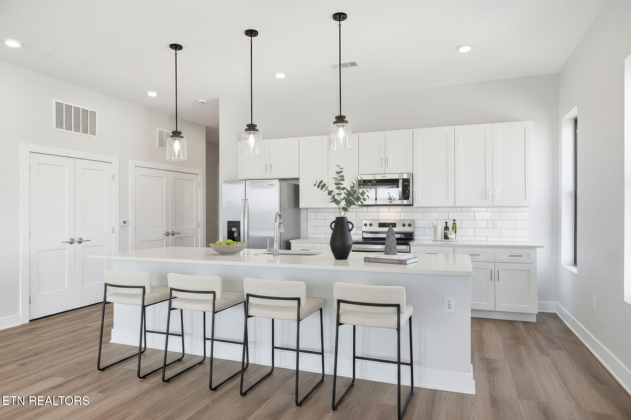 327 W Summit Hill Drive 700