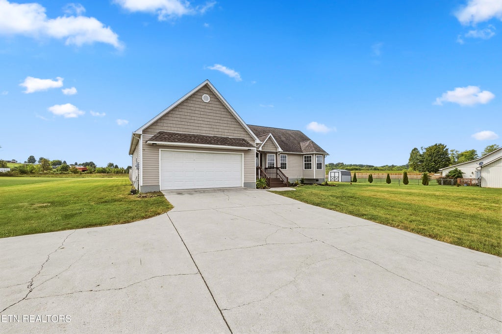 Photo of 941 Oakland Rd, Sweetwater, TN 37874 (MLS # 1356974)