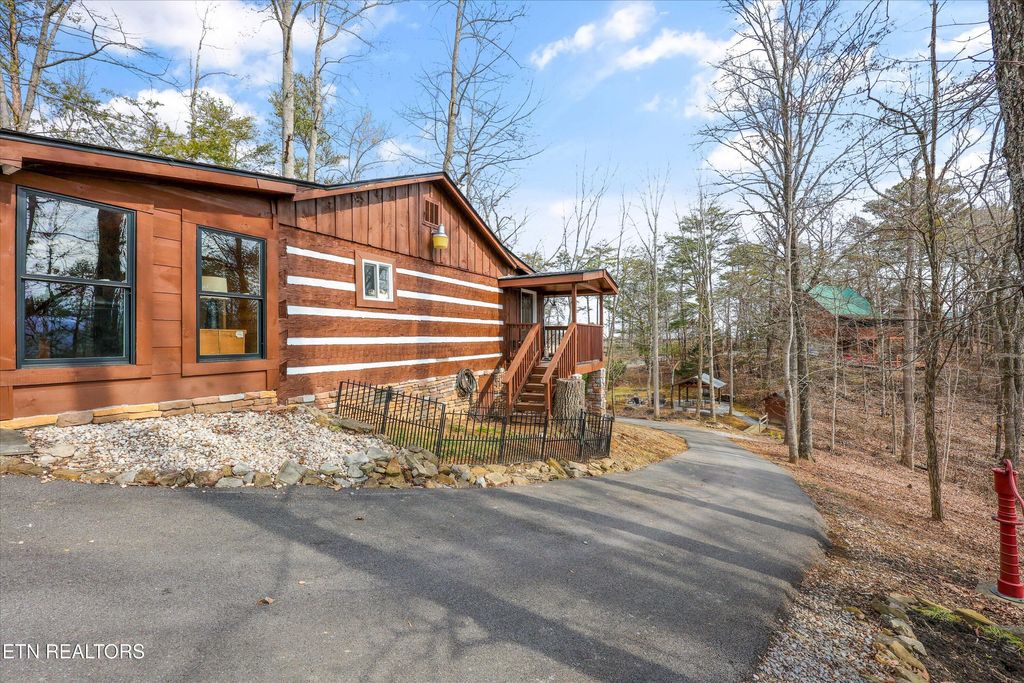 Photo of 1645 Ridgecrest Drive, Sevierville, TN 37876 (MLS # 1329161)