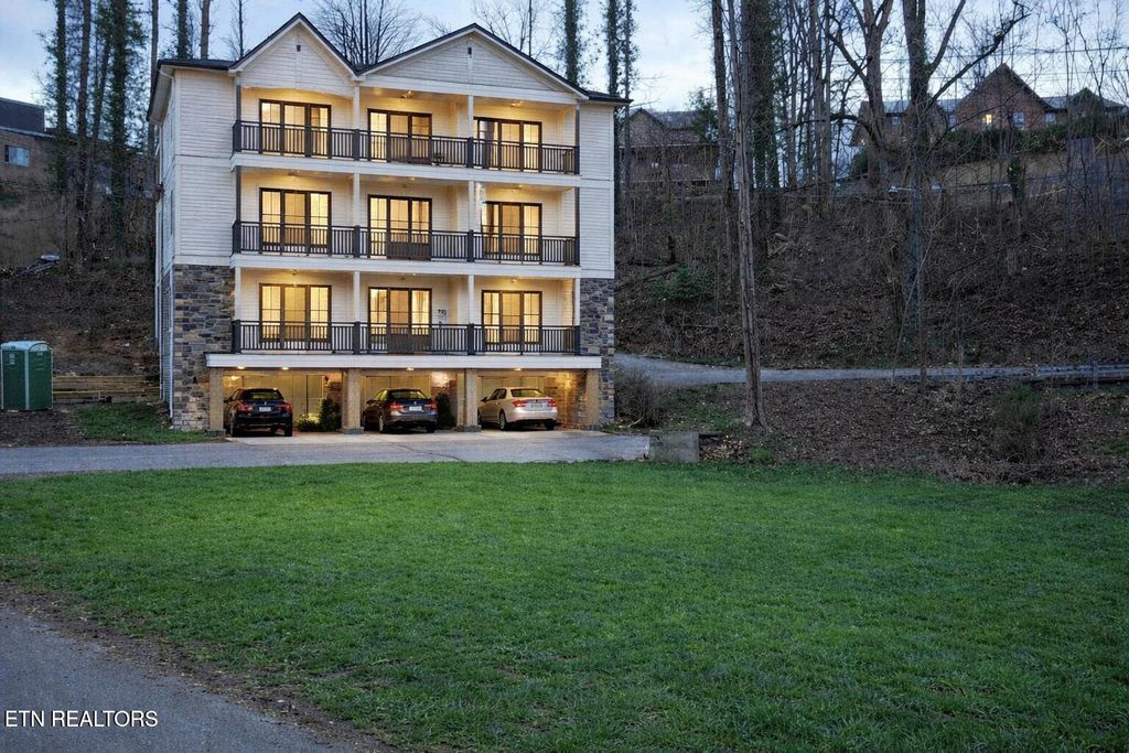 Photo of 322 Circle Drive, Gatlinburg, TN 37738 (MLS # 1326710)