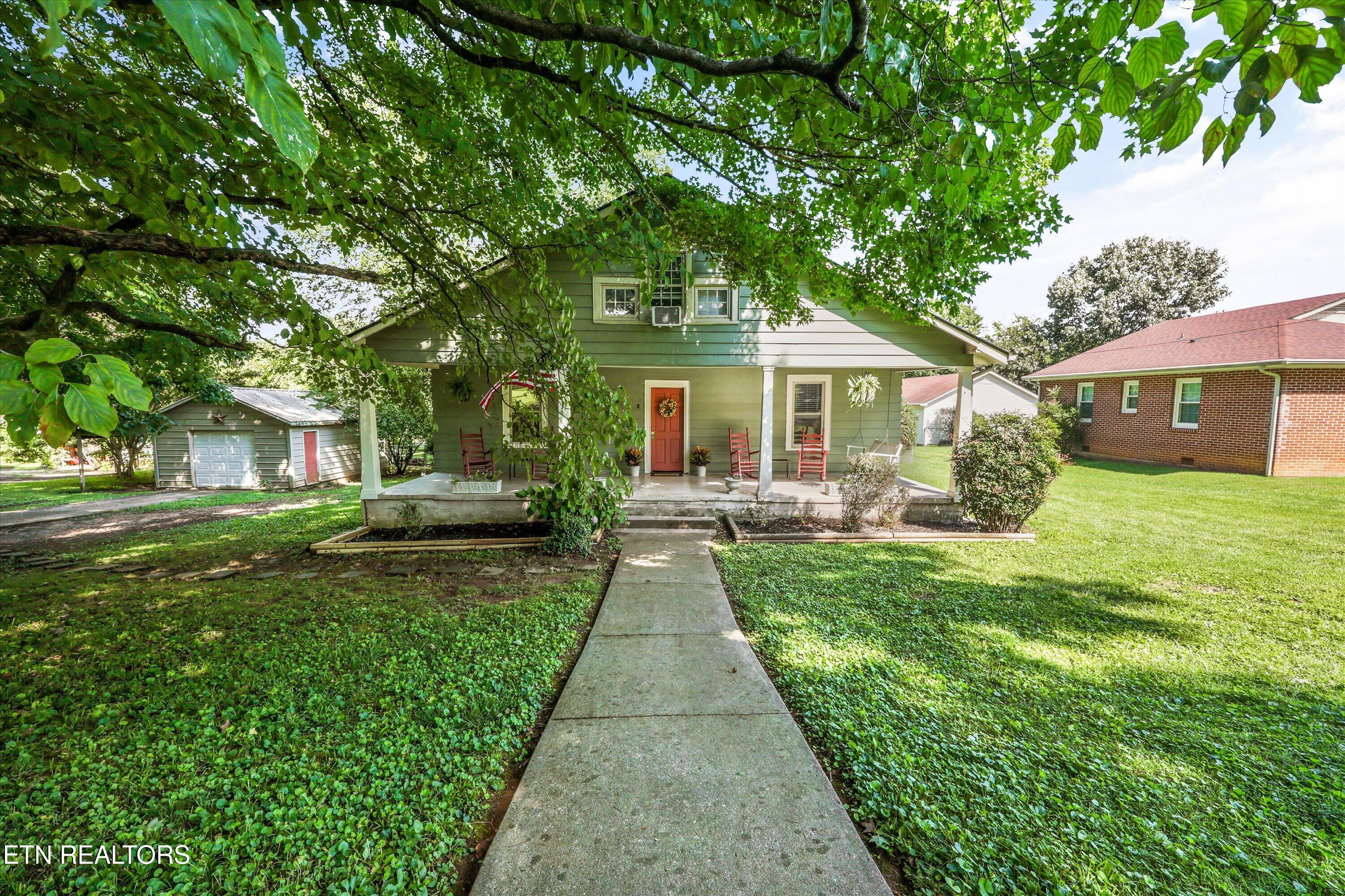 8 W Farrell St