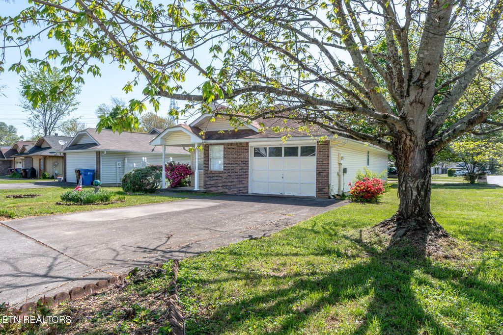 Photo of 967 Lee Delia Lane, Alcoa, TN 37701 (MLS # 1298144)