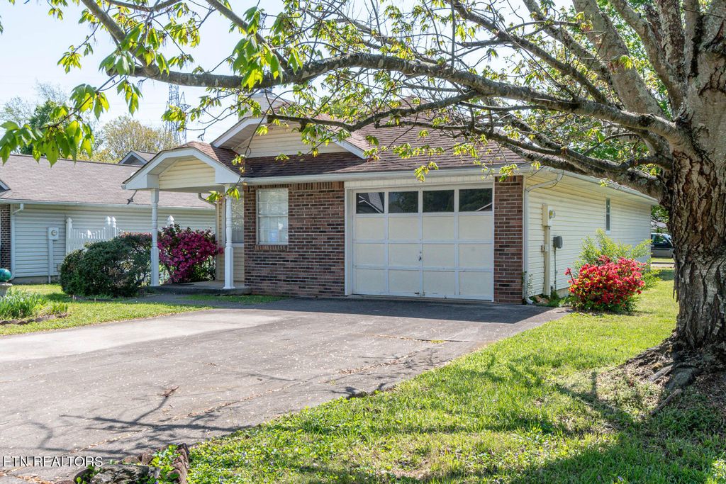 Photo of 967 Lee Delia Lane, Alcoa, TN 37701 (MLS # 1298144)