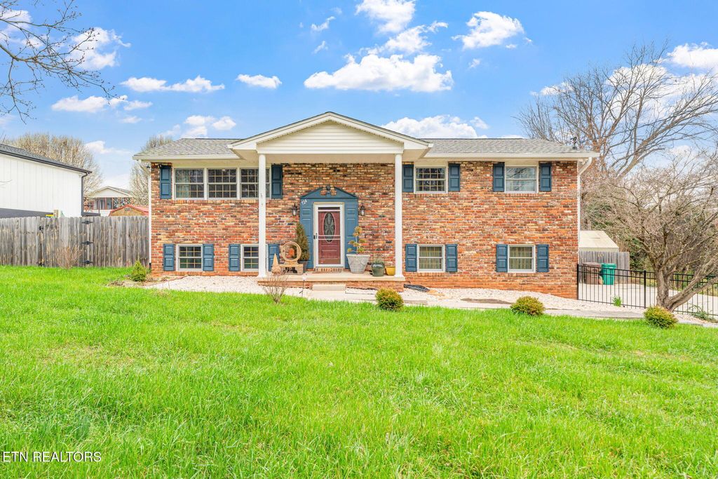 Photo of 724 Hidden Valley Rd, Knoxville, TN 37923 (MLS # 1330951)