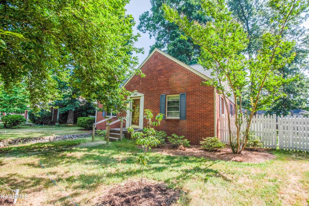 Photo of 1842 Ramsay St, Alcoa, TN 37701 (MLS # 1229957)