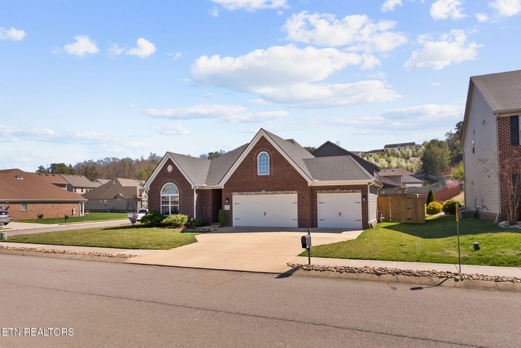 Photo of 910 Springwood Lane, Maryville, TN 37801 (MLS # 1332258)