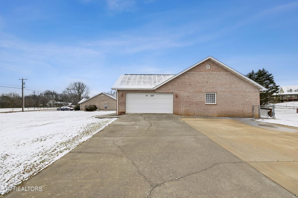 Photo of 704 Pointe South Drive, Walland, TN 37886 (MLS # 1328981)