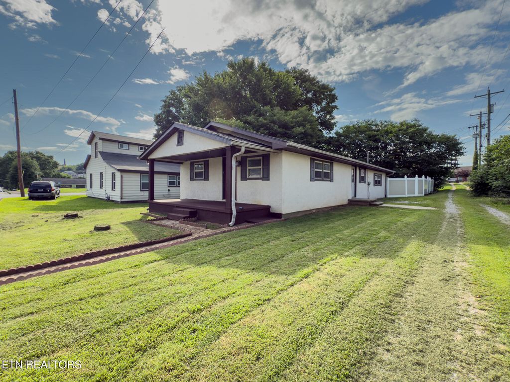 Photo of 104 Church St, Loudon, TN 37774 (MLS # 1304969)