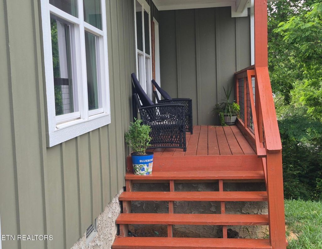 Photo of 327 Thomas Loop Rd, Sevierville, TN 37876 (MLS # 1342850)