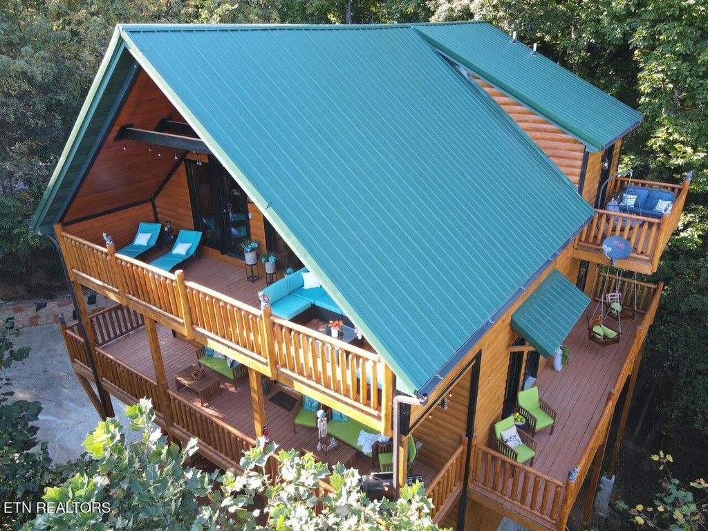 Photo of 2184 Spence Mountain Loop, Sevierville, TN 37876 (MLS # 1321066)