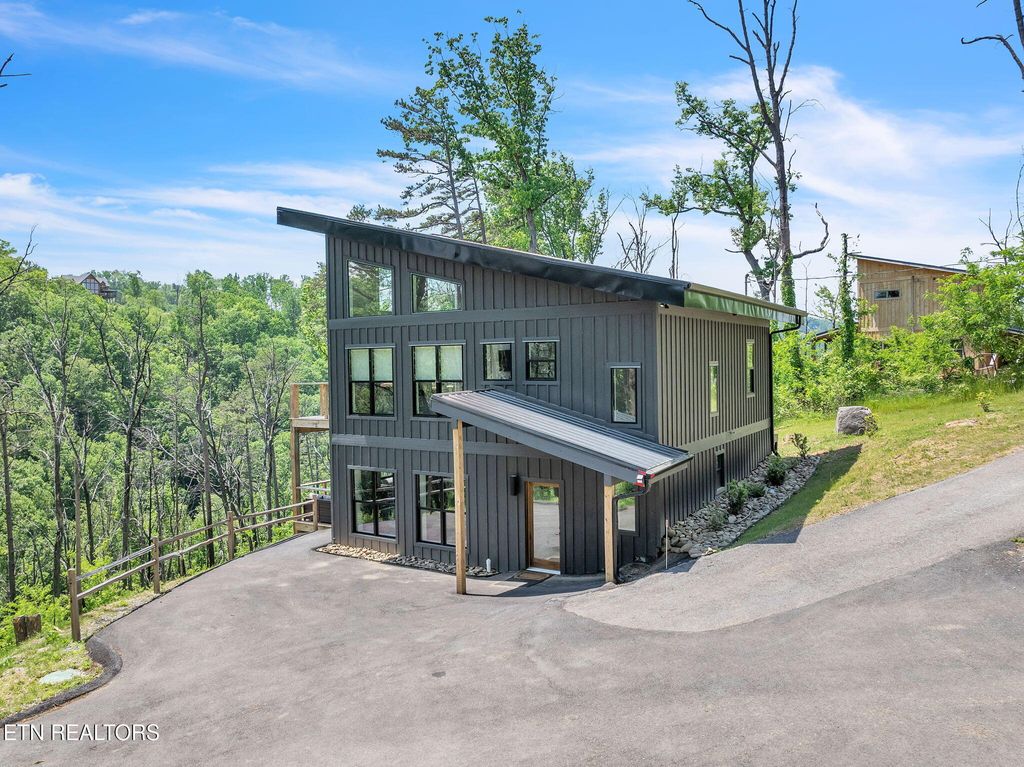 Photo of 2216 Headrick Lead, Sevierville, TN 37862 (MLS # 1315927)