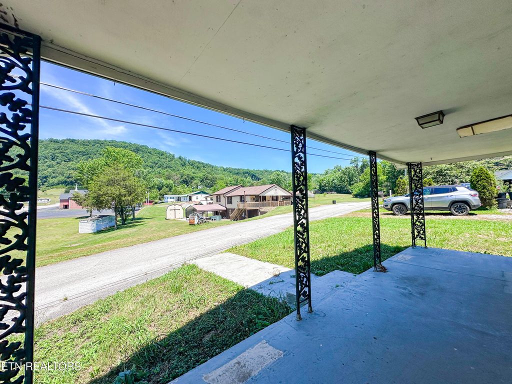 Photo of 915 Kentucky St, Oliver Springs, TN 37840 (MLS # 1267514)