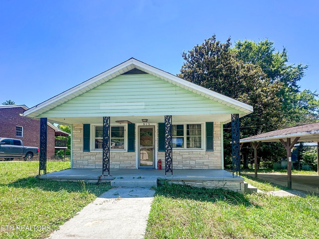 Photo of 915 Kentucky St, Oliver Springs, TN 37840 (MLS # 1267514)