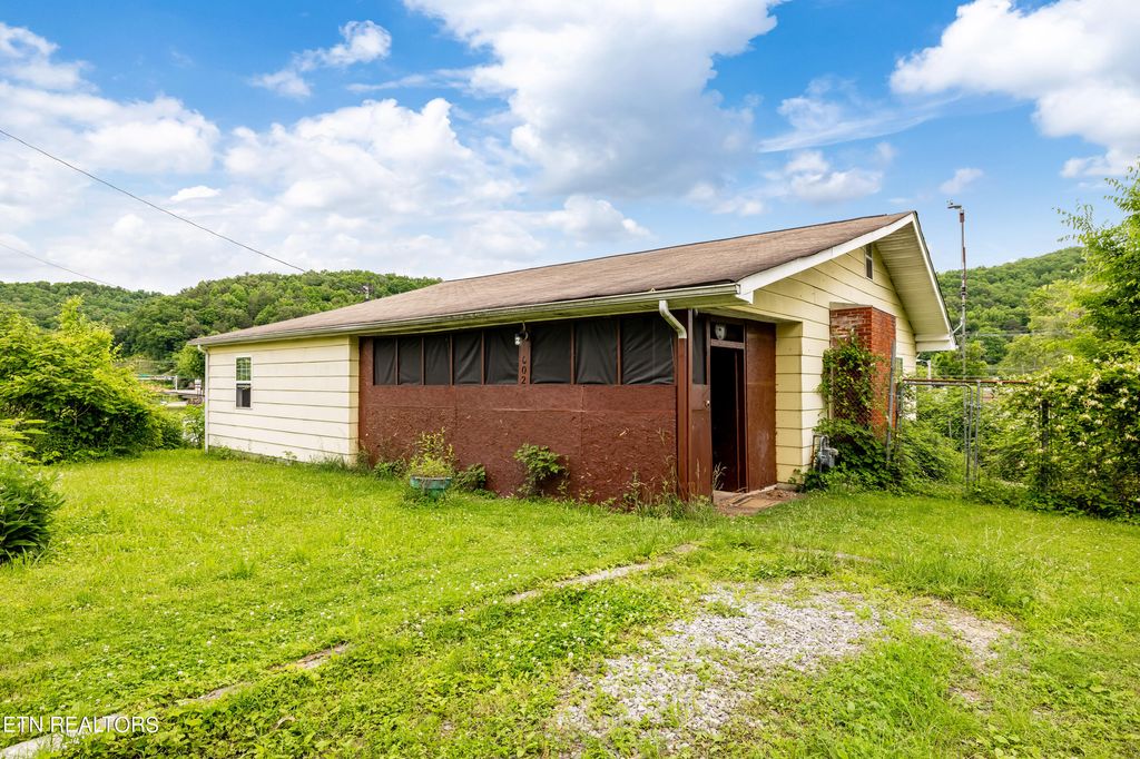 Photo of 602 Walker Ave, Oliver Springs, TN 37840 (MLS # 1263057)