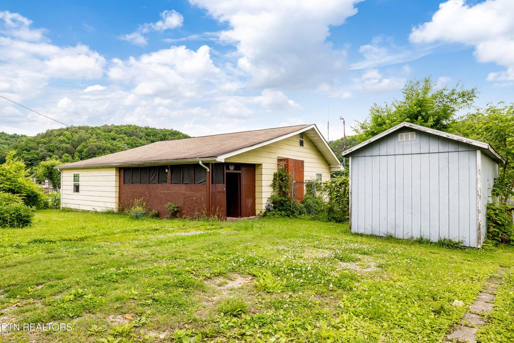 Photo of 602 Walker Ave, Oliver Springs, TN 37840 (MLS # 1263057)