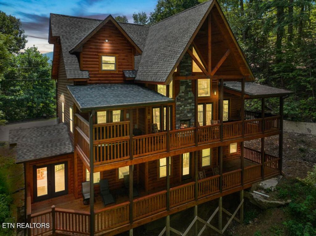 Photo of 1041 Vista Drive, Gatlinburg, TN 37738 (MLS # 1330937)