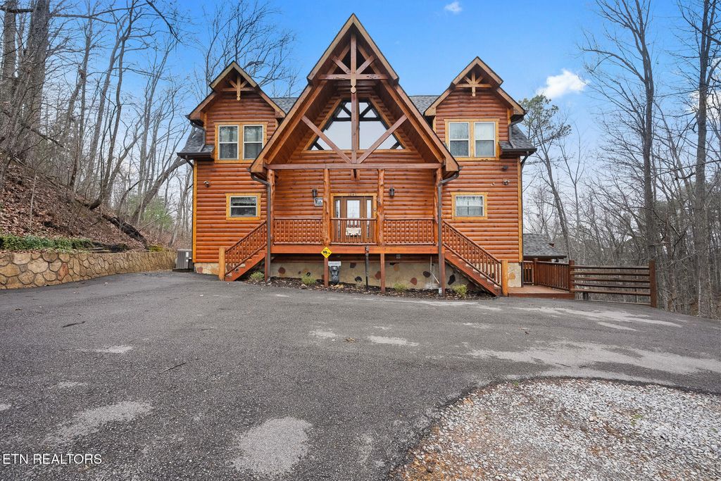 Photo of 1041 Vista Drive, Gatlinburg, TN 37738 (MLS # 1330937)