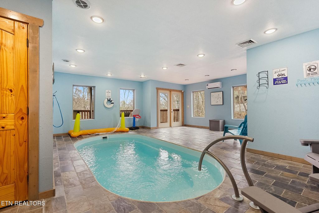 Photo of 1041 Vista Drive, Gatlinburg, TN 37738 (MLS # 1330937)