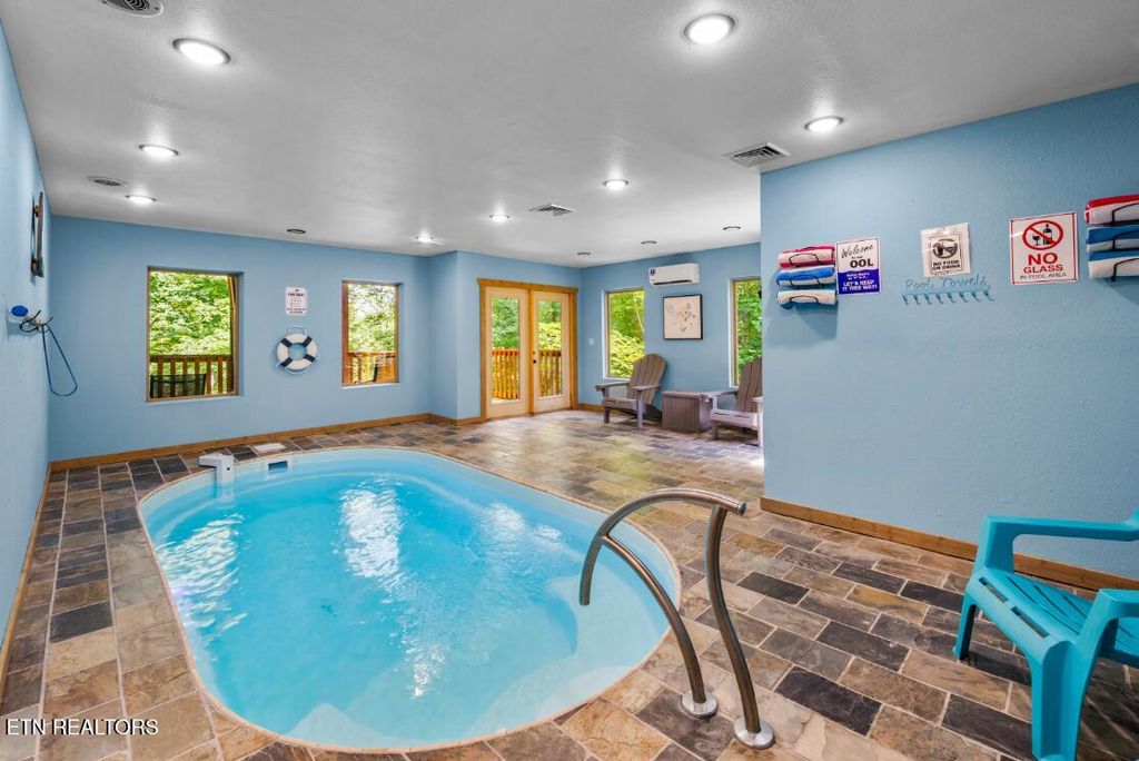 Photo of 1041 Vista Drive, Gatlinburg, TN 37738 (MLS # 1330937)