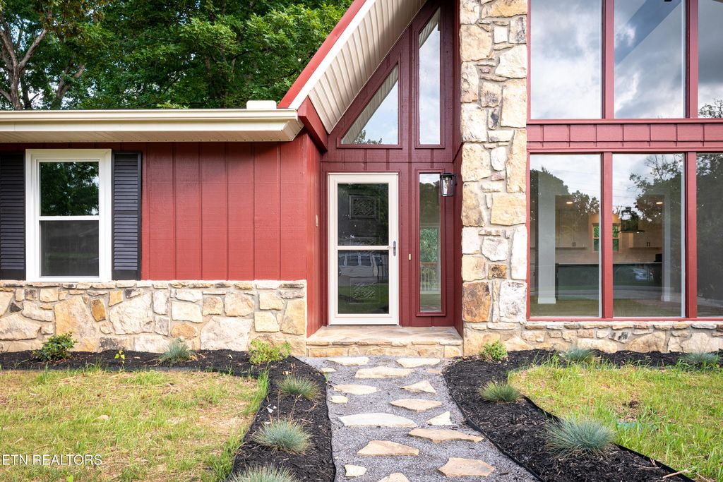 Photo of 1126 Smokyview Drive, Sevierville, TN 37862 (MLS # 1305855)
