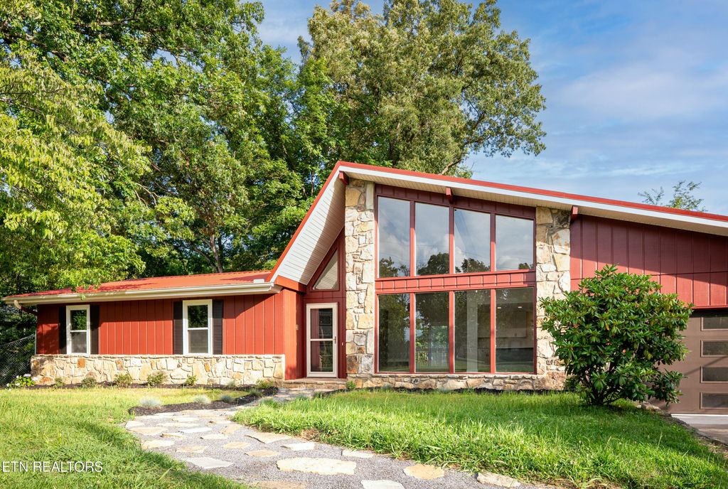 Photo of 1126 Smokyview Drive, Sevierville, TN 37862 (MLS # 1305855)