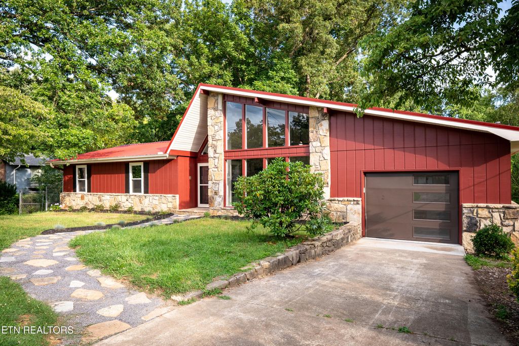 Photo of 1126 Smokyview Drive, Sevierville, TN 37862 (MLS # 1305855)