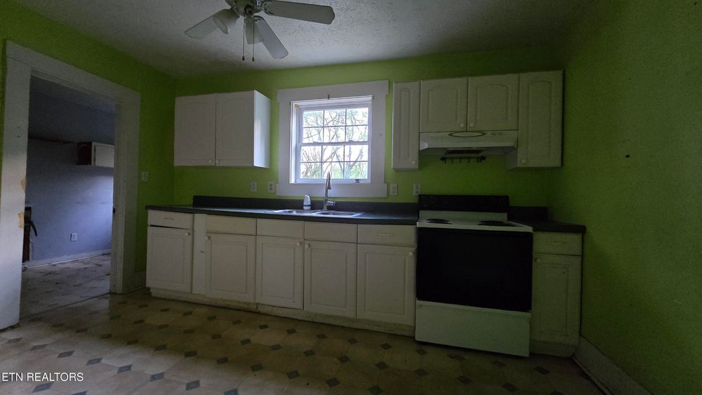 Photo of 139 N Nevada Ave, LaFollette, TN 37766 (MLS # 1335570)