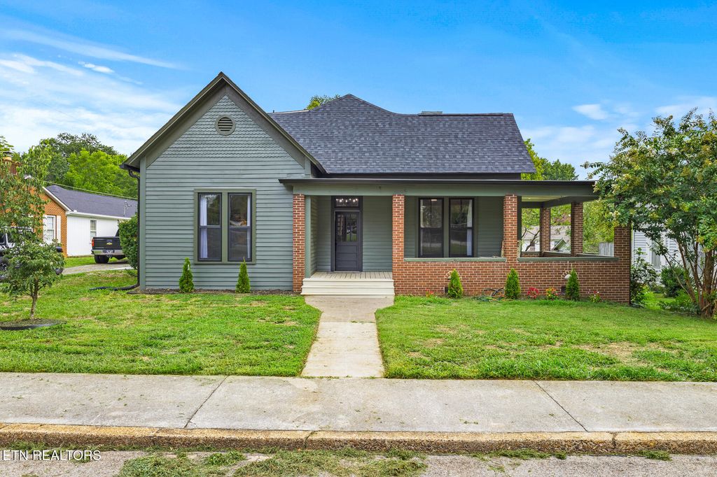 Photo of 304 Broad St, Sweetwater, TN 37874 (MLS # 1311492)