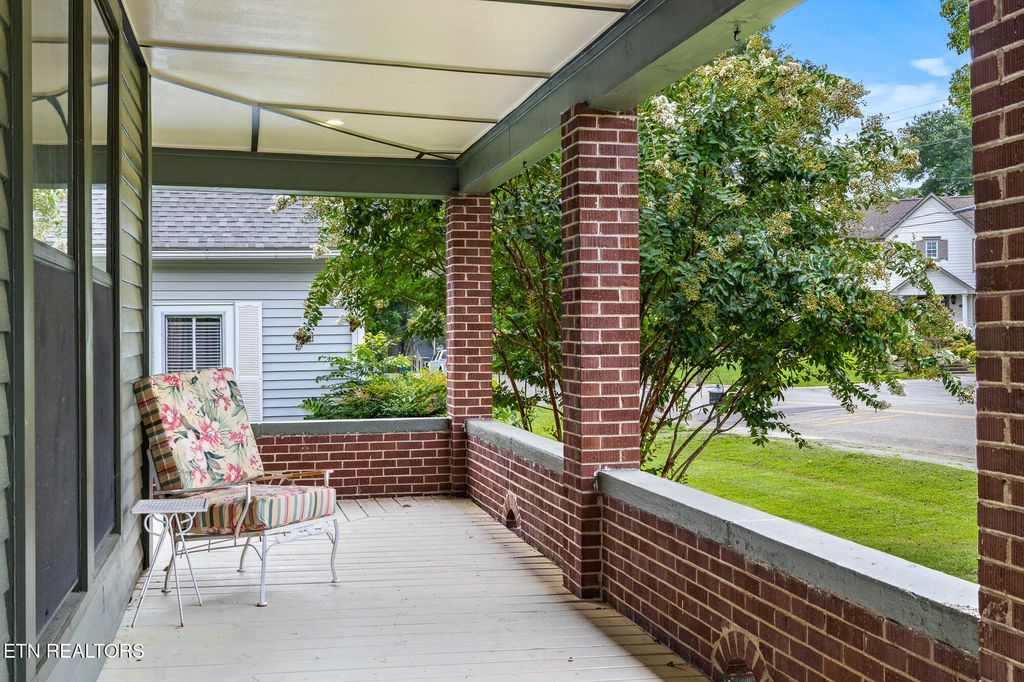 Photo of 304 Broad St, Sweetwater, TN 37874 (MLS # 1311492)